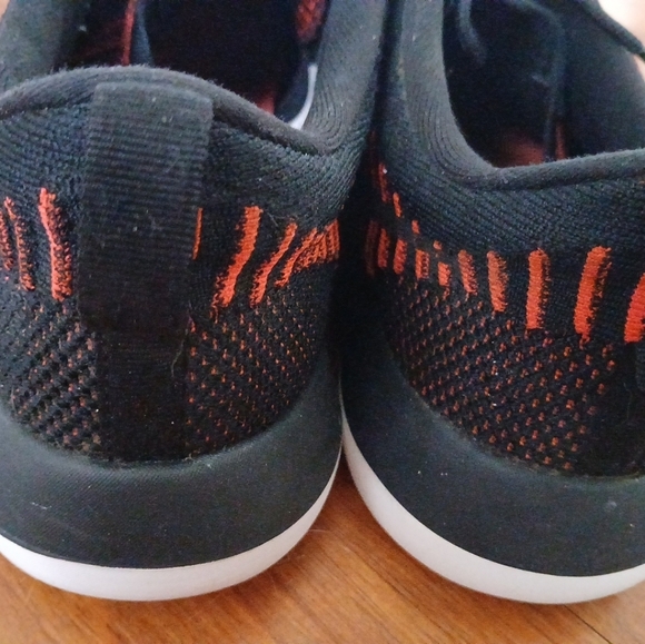 Nike Roshe Two Flyknit Red And Black Men 9.5 - Picture 3 of 7